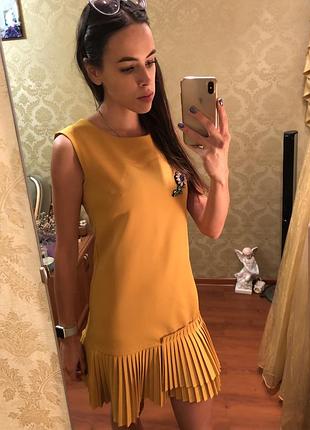 Желтое платье ровного кроя