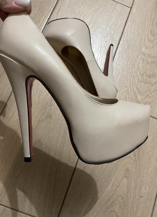 Туфлі на підборах в стилі christian louboutin1 фото