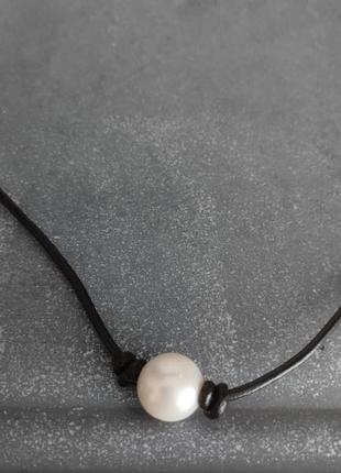 Колье чокер большая жемчужина натуральная пресноводная на кожаном шнурке