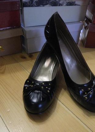 Жіночі нові чорні туфлі р. 39