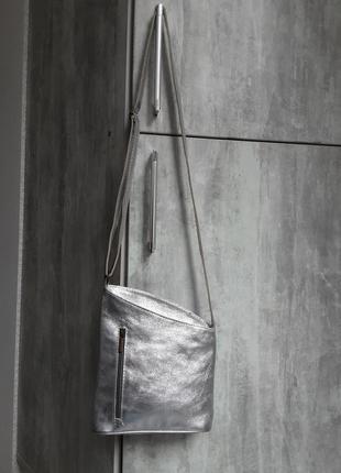 Серебряная кожаная сумка кроссбоди4 фото
