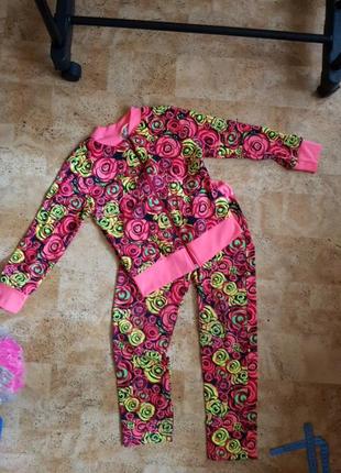 Яскравий костюм