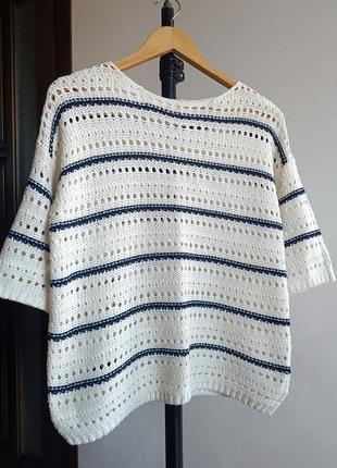 Вязаный белый пуловер в синюю полоску с коротким рукавом