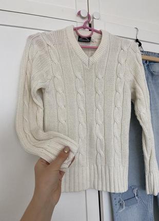Белый вязаный тёплый базовый свитер, белоснежная кофта с v образным вырезом на груди и логотипом