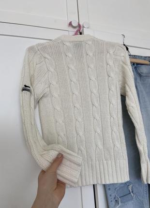 Белый вязаный тёплый базовый свитер, белоснежная кофта с v образным вырезом на груди и логотипом6 фото