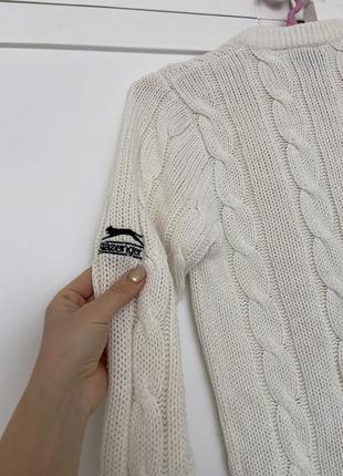 Белый вязаный тёплый базовый свитер, белоснежная кофта с v образным вырезом на груди и логотипом5 фото