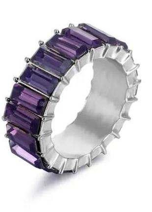 Стильное кольцо под серебро с фиолетовыми камушками3 фото
