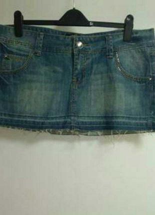 Джинсовая юбка с необработанными краями и стразами 16/50-52 размера1 фото
