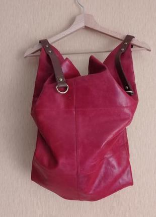 Сумка-рюкзак. отличная кожаная вместительная сумка, которую можно носить и как рюкзак. см фото. размер в лежачем состоянии 56 на 37.6 фото