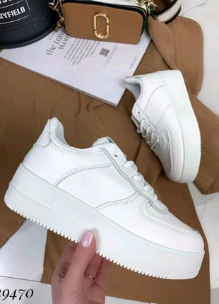 Білі кросівки1 фото