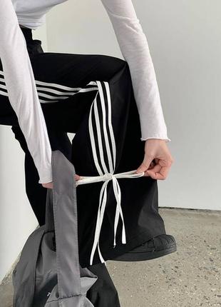 Широкие брюки с лампасами в стиле adidas