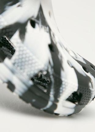 Клоги crocs classic marbled clog !5 фото