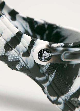 Клоги crocs classic marbled clog !3 фото