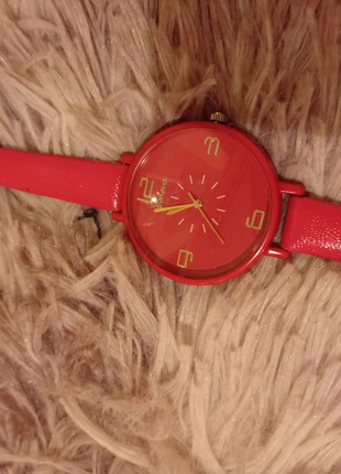 Жіночий наручний годинник червоного кольору.2 фото