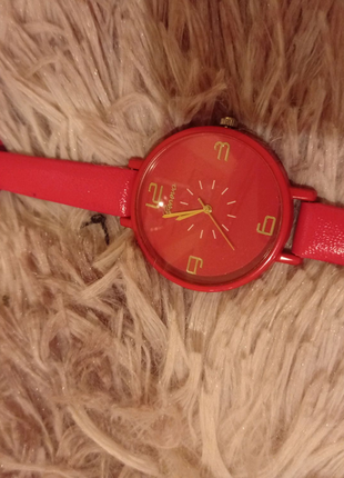 Жіночий наручний годинник червоного кольору.4 фото