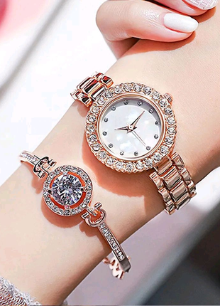 Гарний жіночий набір із наручних годинників і браслета2 фото
