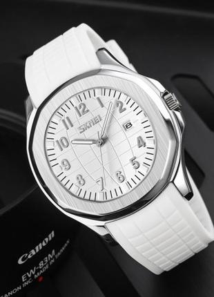 Білий годинник стильний