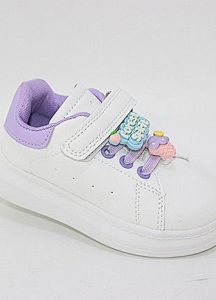Білі кросівки для дівчаток з яскравими аксесуарами - пінами