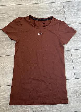 Nike жіноча утягуюча футболка для спорту xs/s