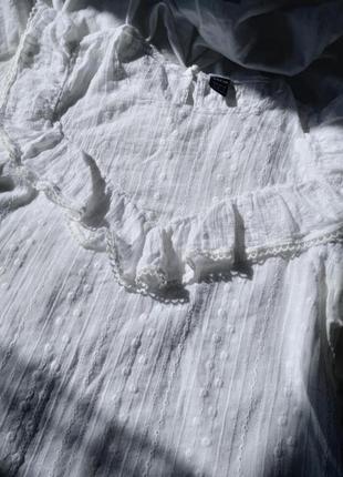 Жіночий топ білий з вишивкою з оборками і люверсами2 фото