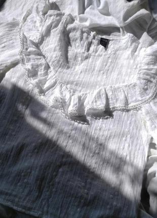 Жіночий топ білий з вишивкою з оборками і люверсами3 фото