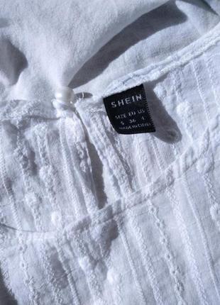 Жіночий топ білий з вишивкою з оборками і люверсами5 фото