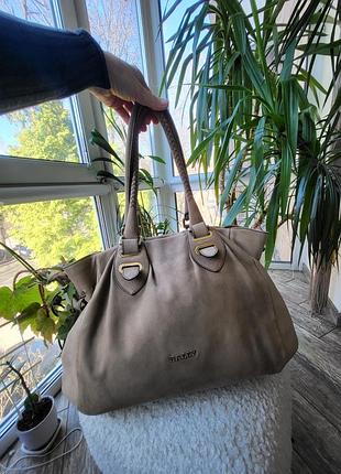 Сумка замшевая, большая оригинал bally красивого нюдового цвета.  после химчистки стоимость: 5500 грн