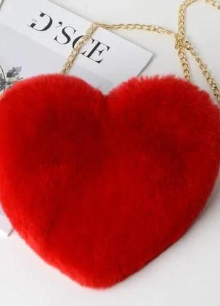 Женская меховая сумка в форме сердца 25х20 см красная1 фото