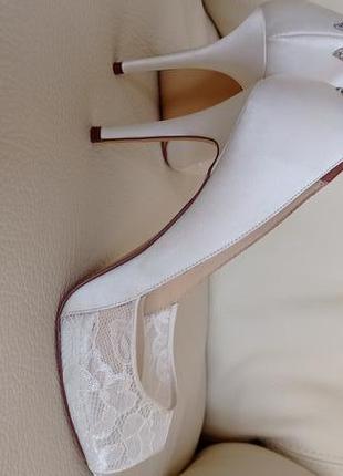 Свадебные туфли брошь атлас и кожа бренд benjamin adams london4 фото