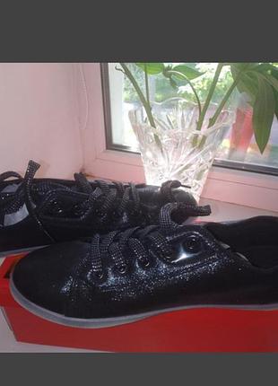 Кроссовки весна,лето.длина по стельки 25см.на ноге ,просто,игрушка.удобные и необычные