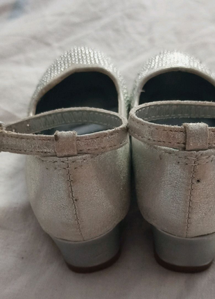 Ошатні срібні туфельки зі стразами, на підборах4 фото