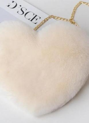 Женская меховая сумка в форме сердца 25х20 см светло - бежевая1 фото