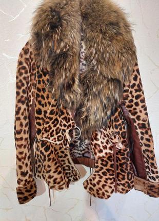 Красивая курточка в модный принт.