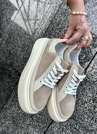 Кросівки жіночі