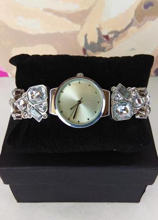 Наручний жіночий годинник з кристалами на ходу