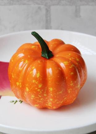 Тыква на хэллоуин маленькая 8 см оранжевый3 фото