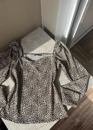 Леопардовая блуза с открытым декольте в актуальный принт объемные рукава mohito