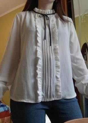 Вінтажна біла блузка з бантиком1 фото