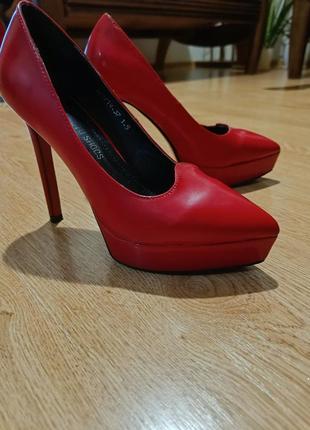 Туфлі жіночі , червоні1 фото