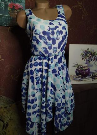 Асимметричное платье с ярким принтом от vila
