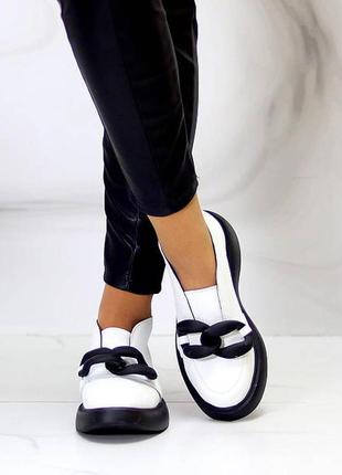 Жіночі шкіряні лофери з пряжкою туфлі на низькому ходу чорно-білі натуральна шкіра3 фото