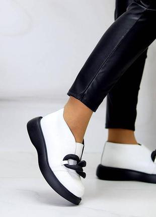 Жіночі шкіряні лофери з пряжкою туфлі на низькому ходу чорно-білі натуральна шкіра7 фото