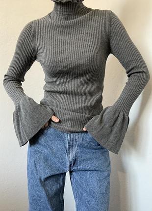 Сіра кофта в рубчик з широкими рукавами сірий гольф