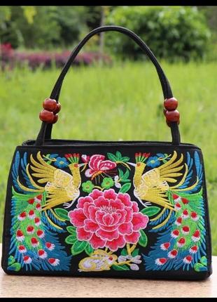 Жіноча сумочка з вишивкою в етнічному стилі