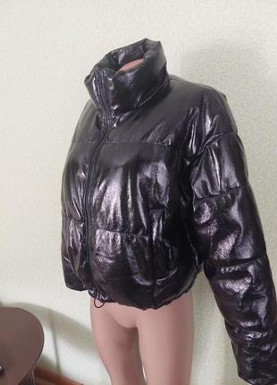 Стеганая куртка бомбер dilvin пуфер черный лаковая кожа5 фото