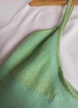 Салатовое вязаное платье по фигуре с контрастными вставками3 фото