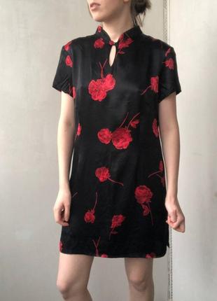 Платье в японском китайском стиле черная с красными розами цветами легкое атласное шелковое1 фото