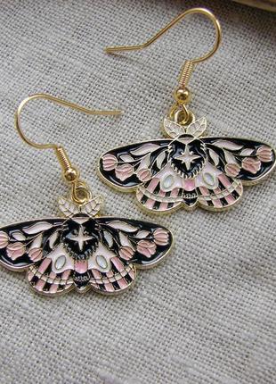 Яскраві чорно рожеві сережки у вигляді чорних метеликів з рожевими квітами кульчики метелики2 фото