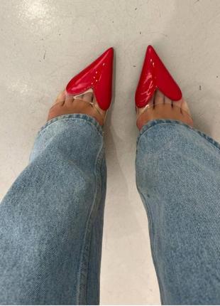 Є відео босоніжки в стилі alaia червоні чорні прозорі