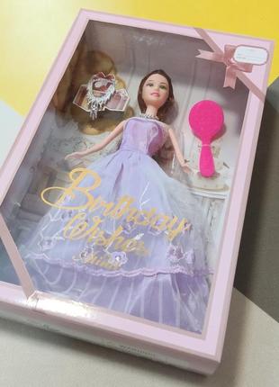 Лялька у коробці з сумочкою та розчіскою1 фото